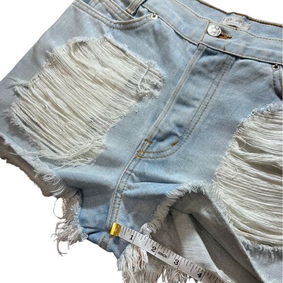 Brandy Melville Jean shorts light denim shredded distressed size 28 - Picture 10 of 12